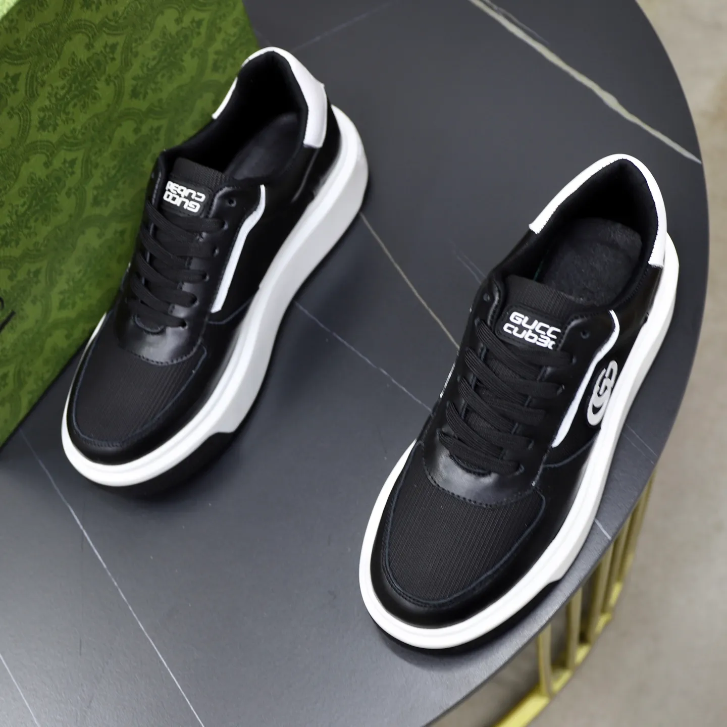Ex-factory price: 462💰🙅‍♂️🙅‍♂️🙅‍♂️ Brand: GUCCI Standard code: 38-44 (45 customized) Grade: Same as the official website Material: Original material splicing Comfortable and breathable lining Lightweight and wear-resistant sports outsole Style category: Men's fashionable casual shoes Running sneakers Distinguished luxury brand elements Top luxury Color: actual picture color